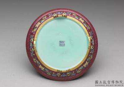 图片[3]-Tray with landscape on red ground in falangcai polychrome enamels, Qing dynasty, Qianlong reign (1736-1795)-China Archive